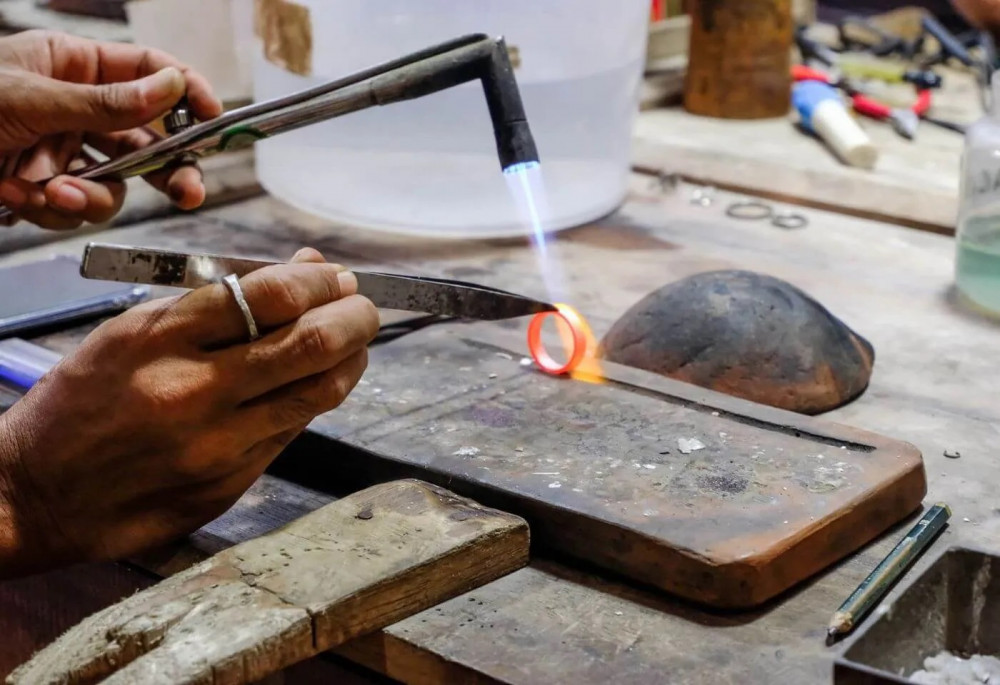 Private Traditional Silver Jewelry Making Class & Temple Visit with Lunch