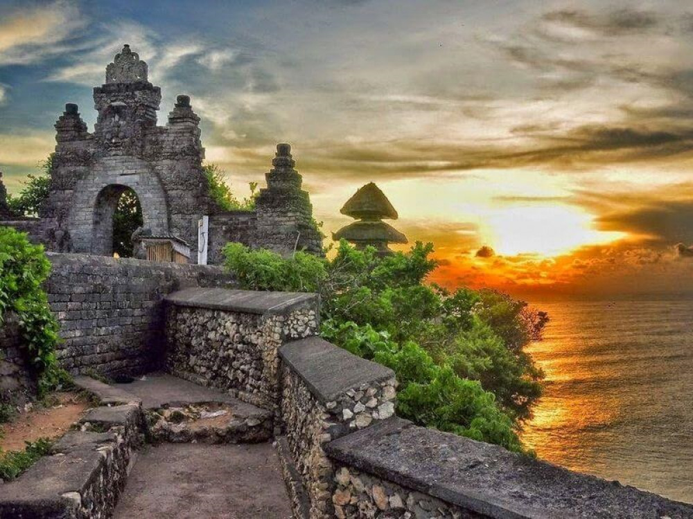 Private Bali Dinner Cruise & Uluwatu Temple Experience