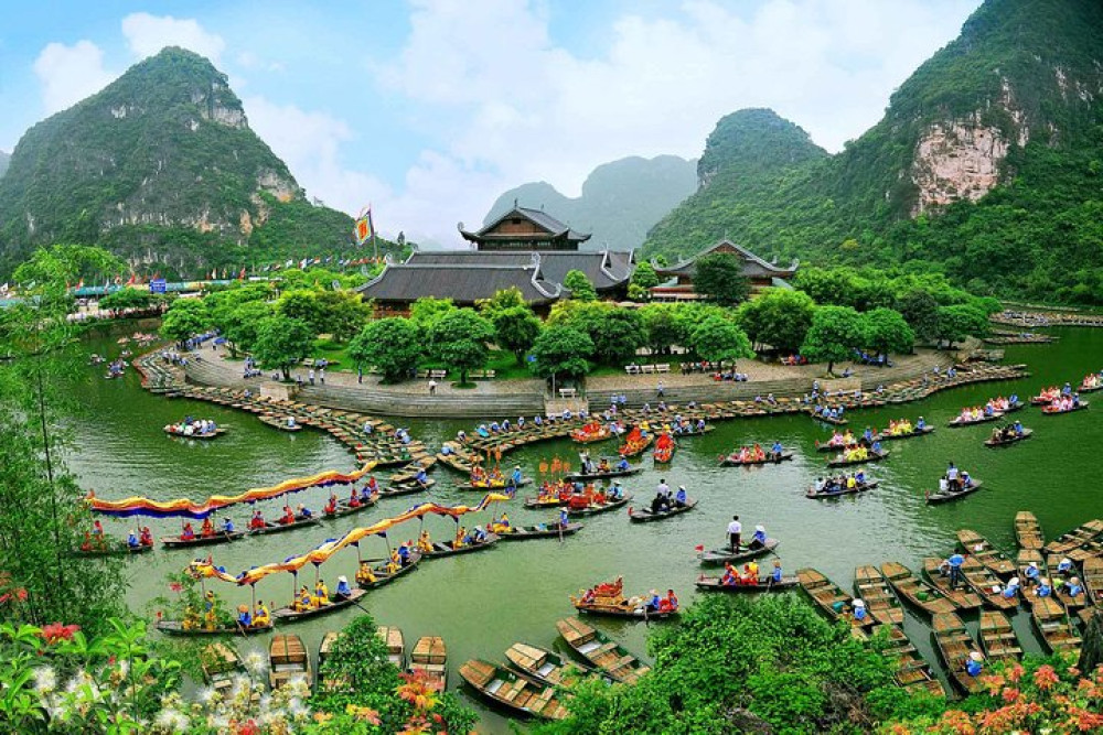 Small Group Luxury Hoa Lu & Trang An Day Tour from Hanoi by Limousine