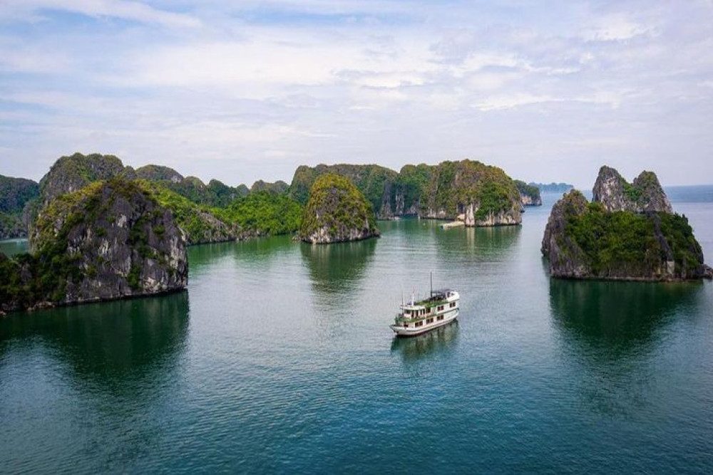 2-Day Lan Ha & Ha Long Bay 4-Star Cruise with Kayaking and Cooking Class