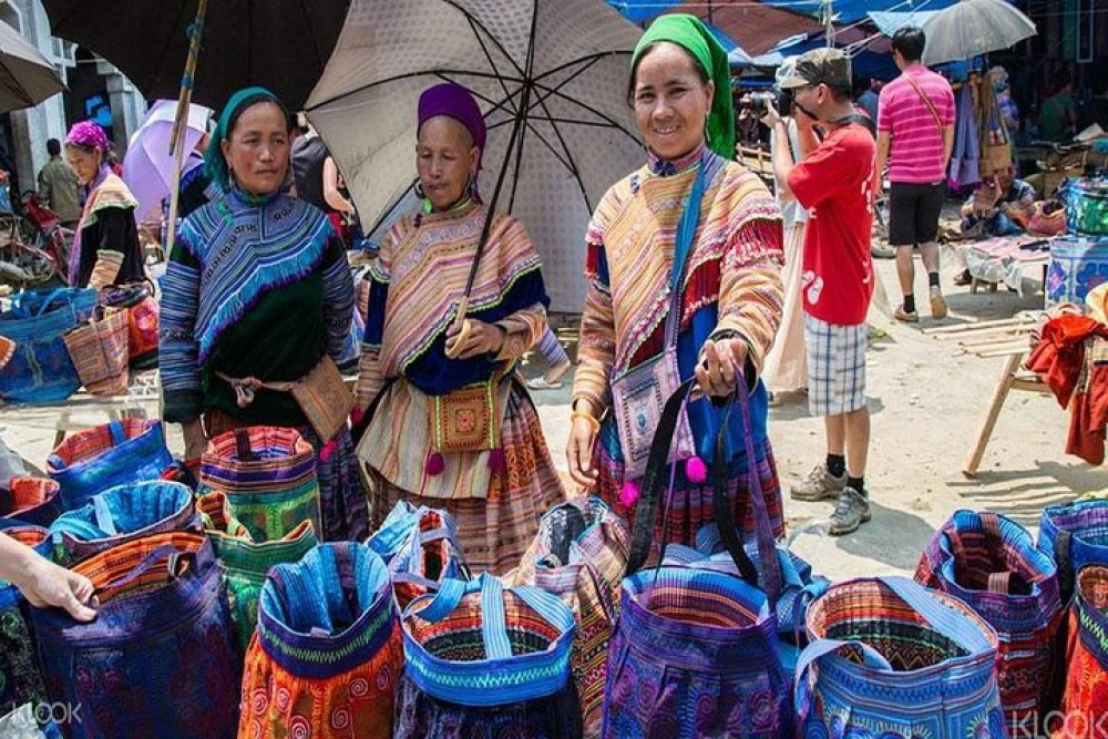 2-Day Sapa & Bac Ha Sunday Market Tour with Hotel Stay