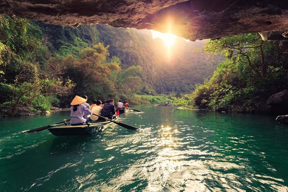 Small Group Luxury Limousine Day Trip to Bai Dinh Pagoda and Trang An