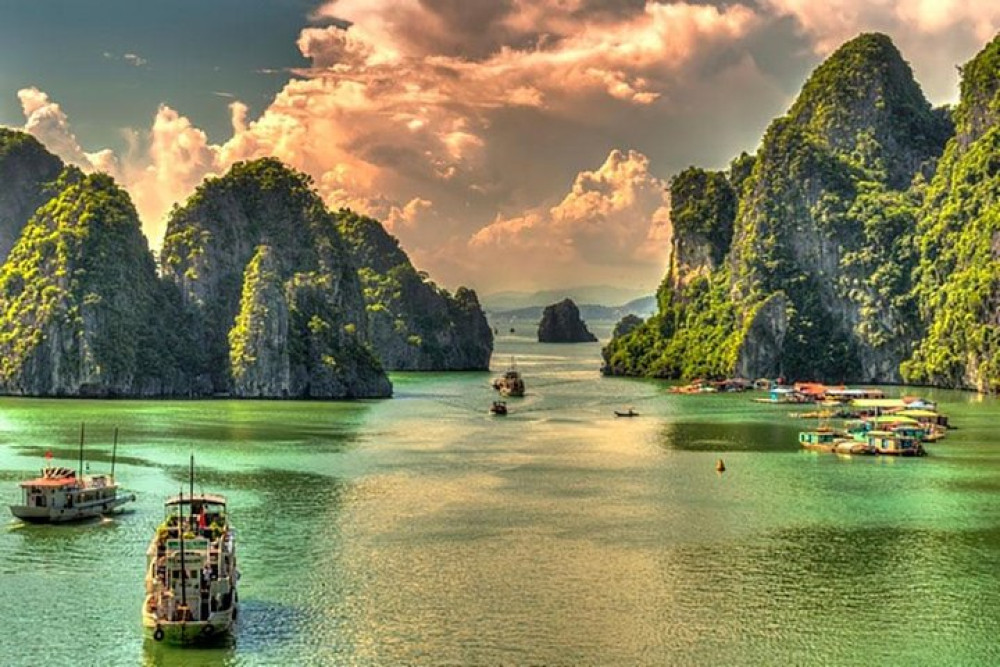 Ha Long Bay Full-Day All-Inclusive Cruise with Cave and Kayaking