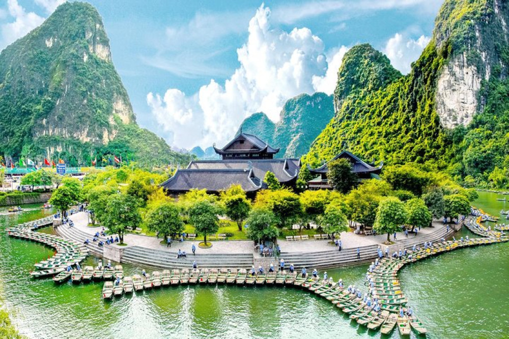 Full-Day Trang An, Hoa Lu & Mua Cave Tour from Hanoi
