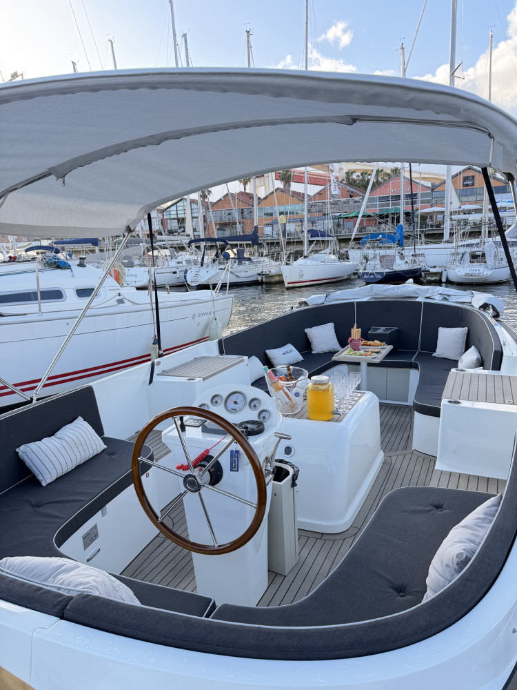 Lisbon Luxury Cruise Experience with Sangria & Pizza