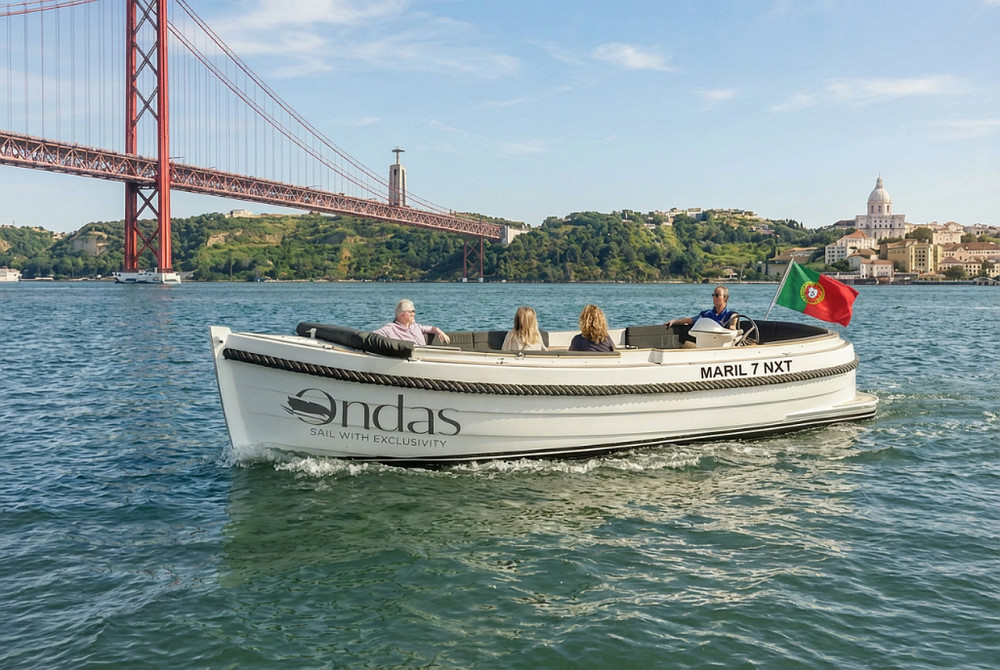Lisbon Luxury Relax Boat Tour with an Open Bar & Snacks