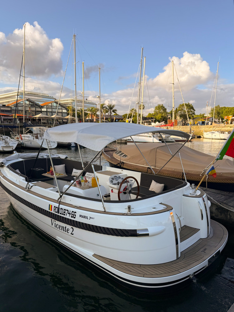 Lisbon Sunset Luxury Boat Vibes with Drinks & Pizza