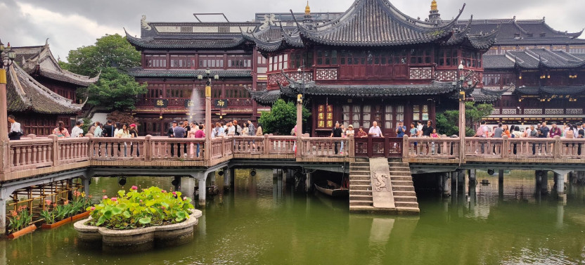 Historic Shanghai Walking Tour from Suzhou Creek to the Bund