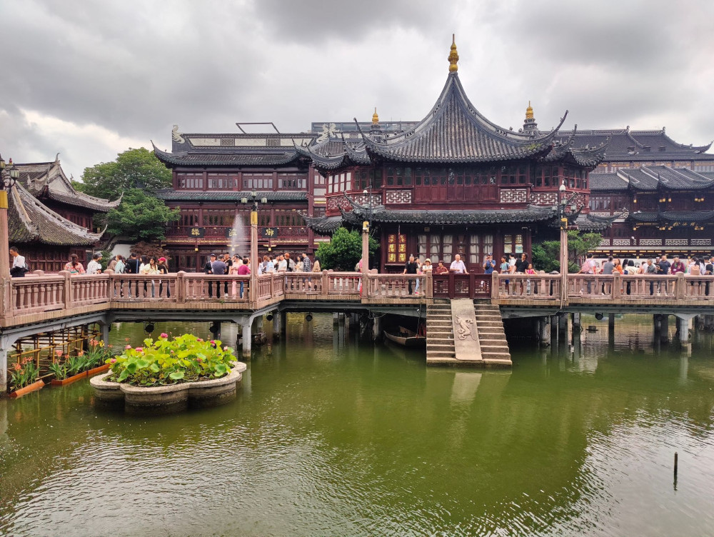 Historic Shanghai Walking Tour from Suzhou Creek to the Bund