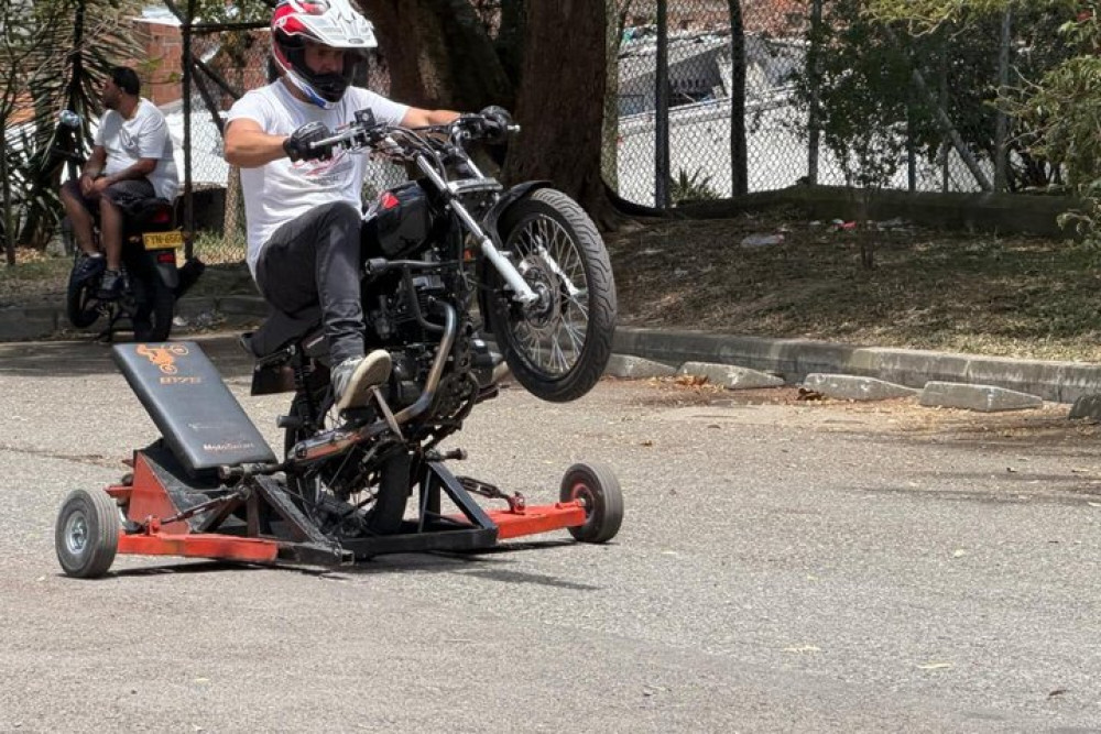 Medellín Wheelie Experience w/transport: Learn to Ride Like a Pro