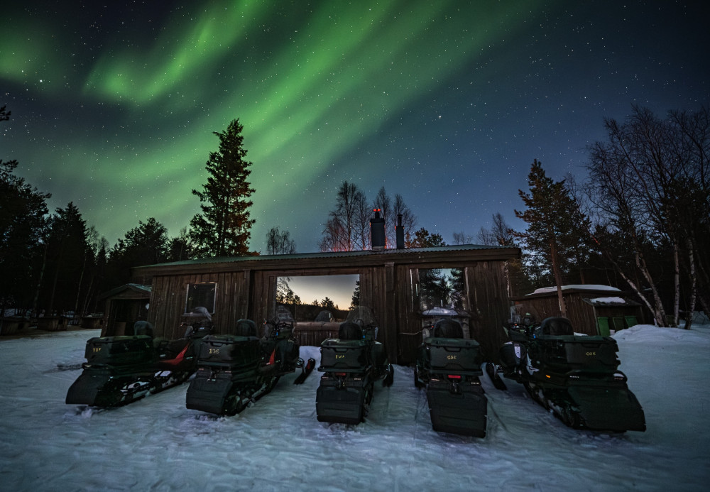 Northern Lights Snowmobile Adventure with Coffee & Sandwich