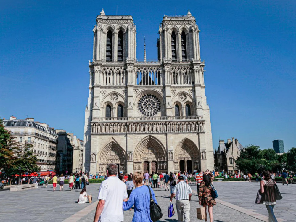 Semi Private Notre Dame Cathedral Tour with Scheduled Entry