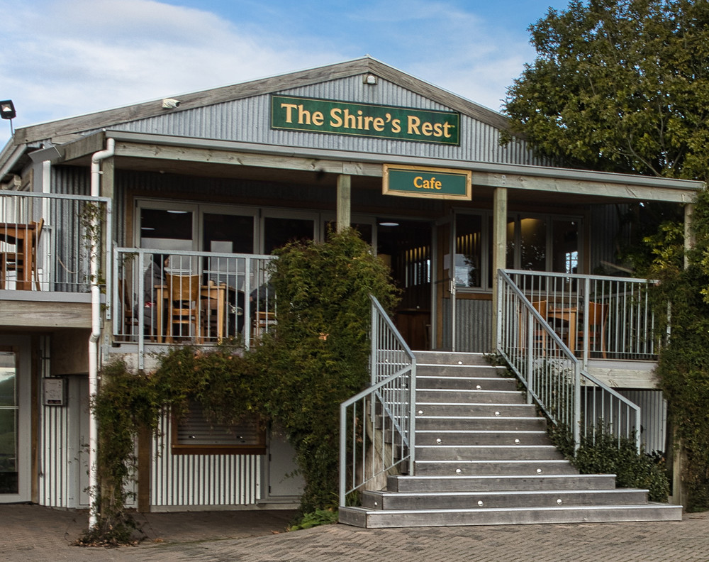 Hobbiton & Waitomo Glowworm Caves Tour: Auckland to Rotorua