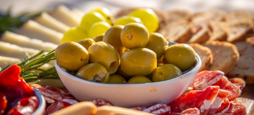 Local Tapas and Sailing Adventure in Barcelona