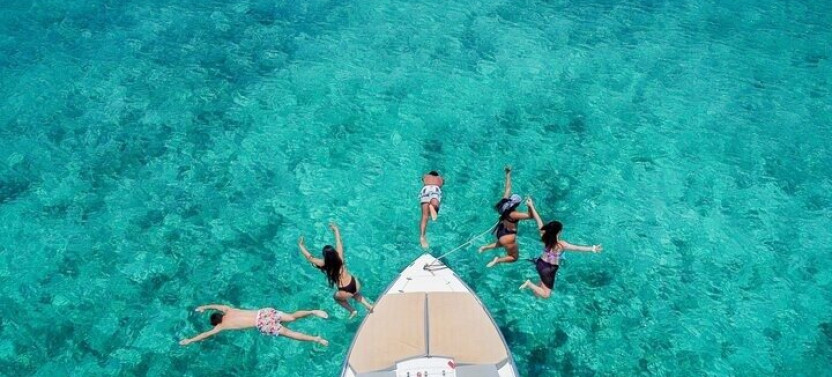 Private 42ft Boat Day to Rosario Islands from Cartagena