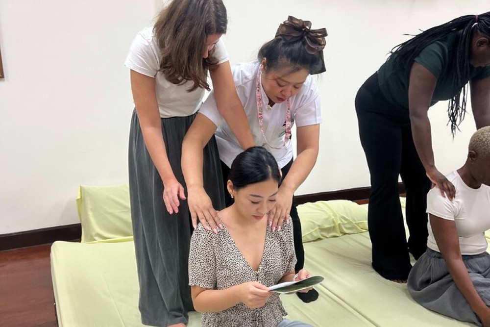 Wat Pho Thai Massage Experience: Master Thai Massage in a Class