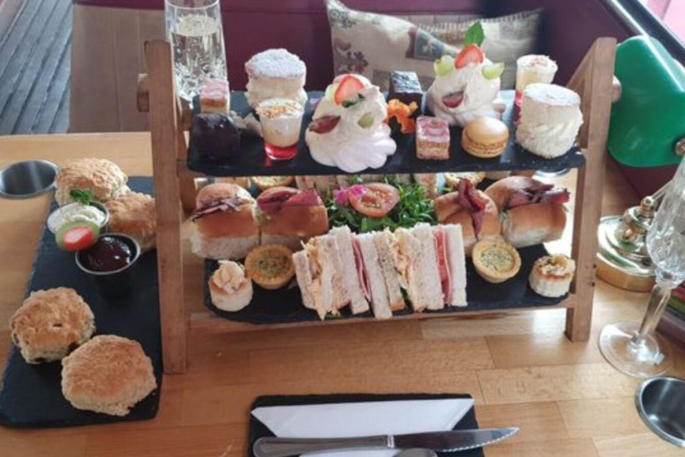 Edinburgh Vintage Red Bus Afternoon Tea Tour with Fizz