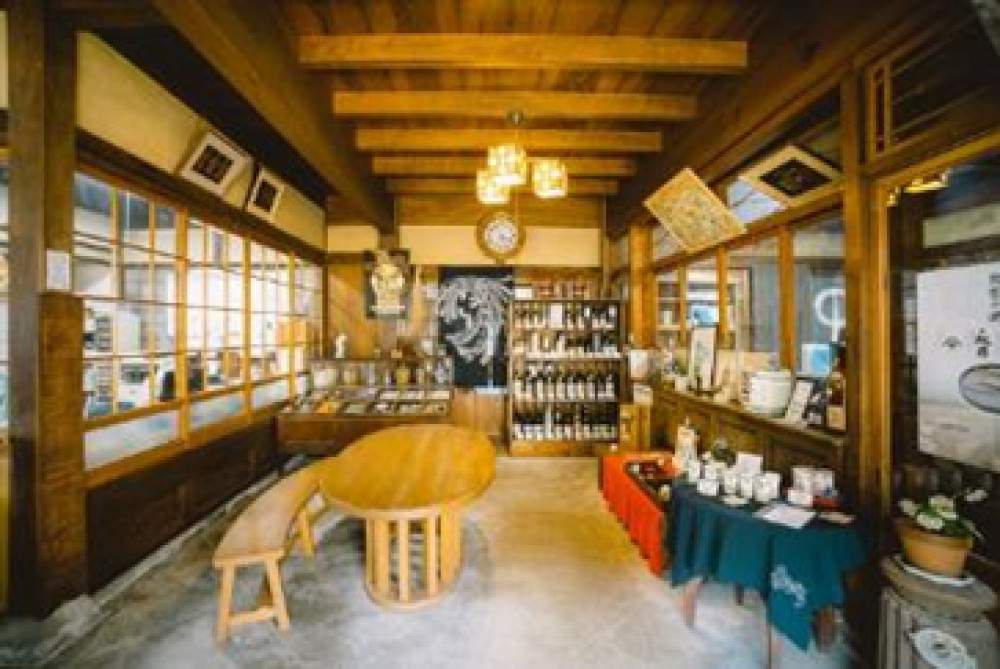 Izumo Taisha and Momenkaido Private Tour by Chartered Vehicle