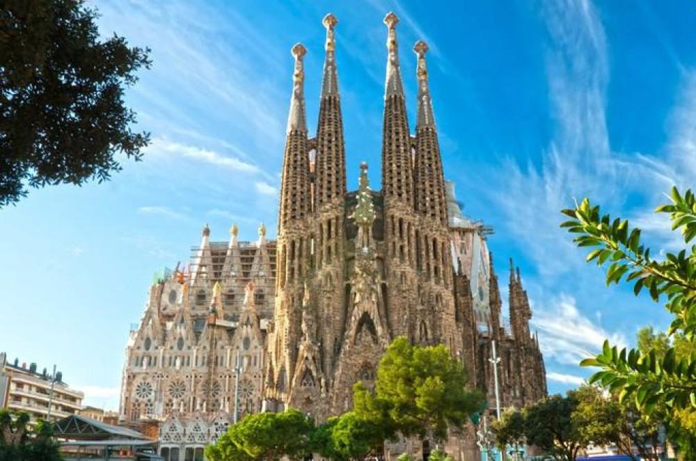 Small-Group Skip-the-Line Park Güell & Sagrada Familia Tour