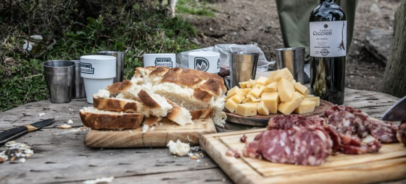 Full Day Hiking Tour with Barbecue Lunch in Mendoza