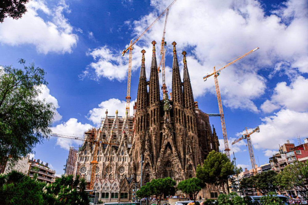 Skip the Line: Sagrada Familia and Park Güell Guided Tour