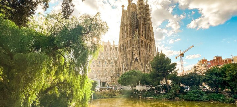 Sagrada Familia Small Group Guided Tour with Skip the Line Ticket, photo 3 of 42