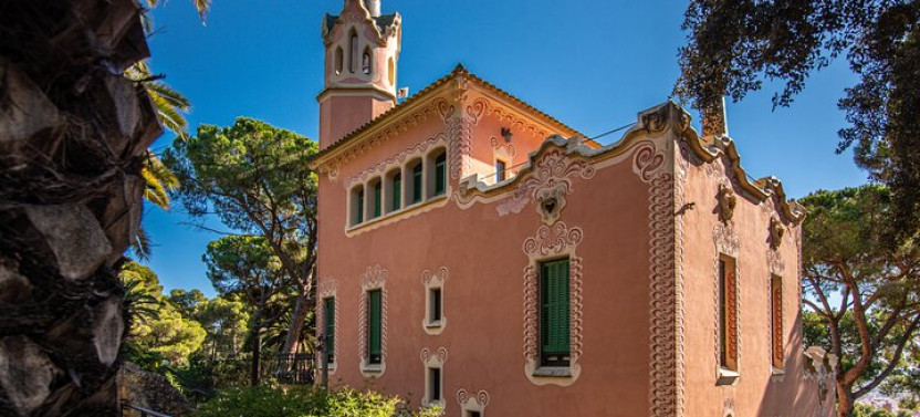 Park Guell Small Group Guided Tour with Skip the Line Ticket, photo 3 of 8