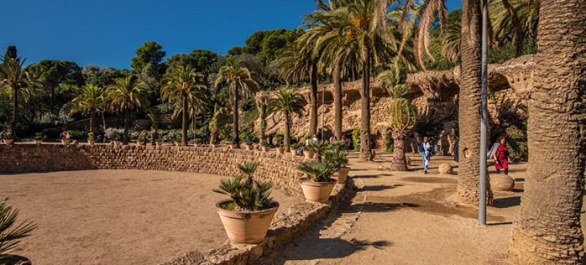 Park Guell Small Group Guided Tour with Skip the Line Ticket, photo 4 of 8