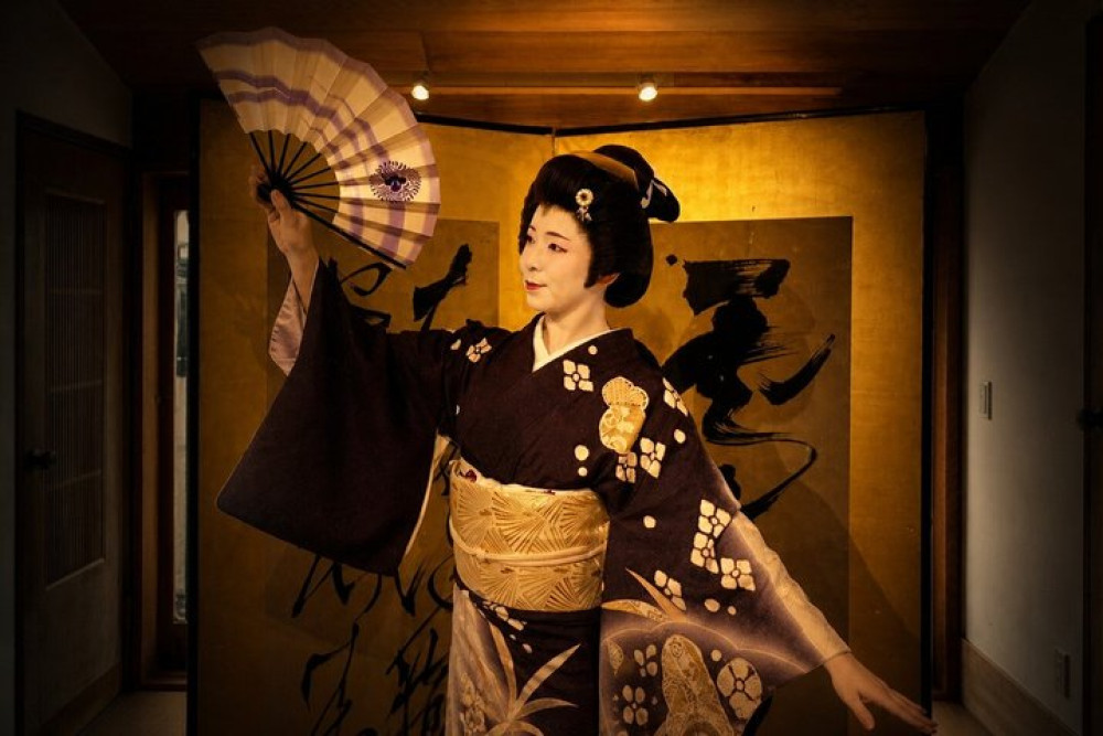 Tokyo Geisha Show and Personal Interaction Experience in Asakusa