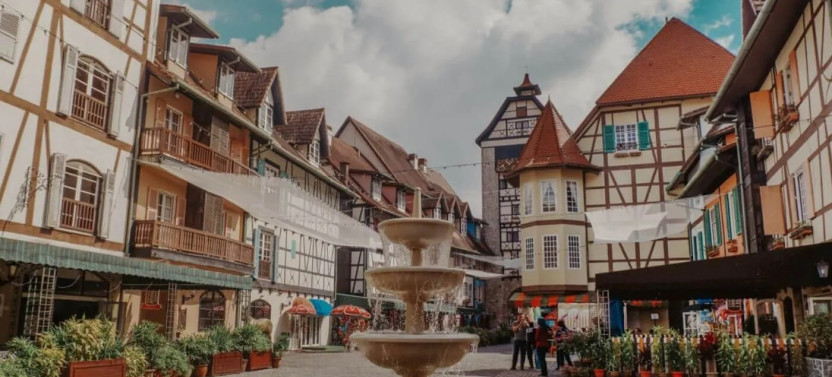 Colmar Tropicale French Village and Chin Swee Cave Temple Tour