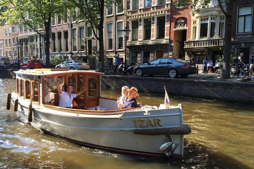 Amsterdam: 2-Hour Private Saloon Boat Tour with Pizza & Welcome Drinks