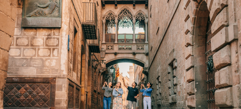 Barcelona: Montjuïc, Cable Car, Harbour Cruise, Old Town & Waterfront Tour, photo 5 of 8