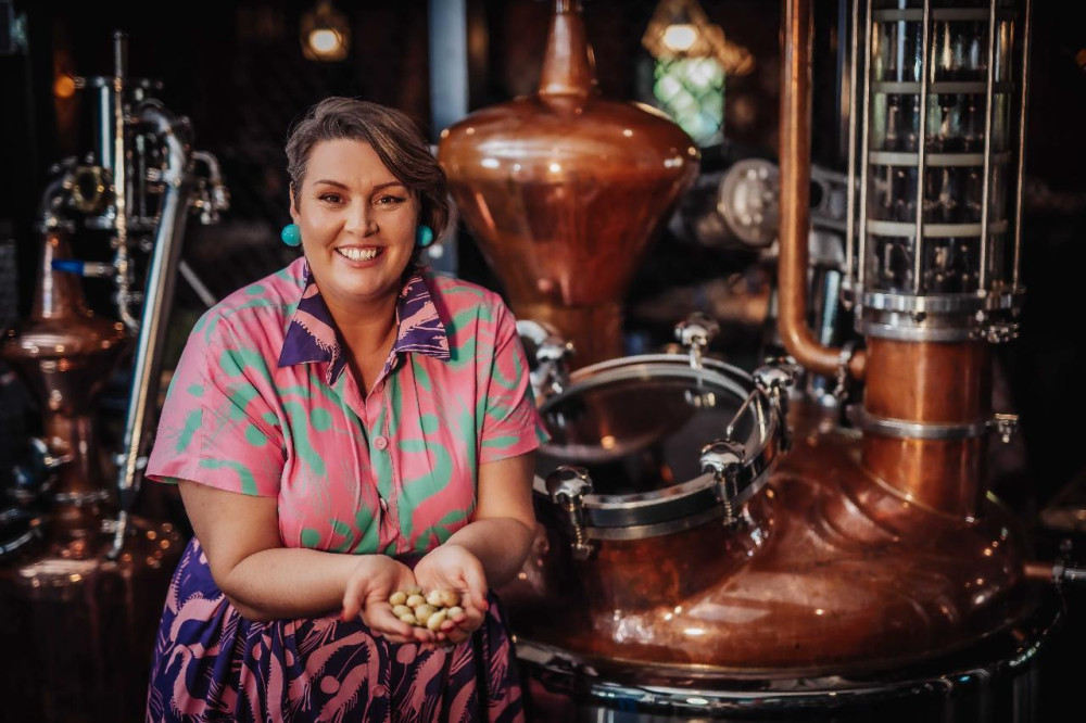 5-hr Distilleries, Beer & Wine Tour With Outback Gourmet Meal & Sightseeing