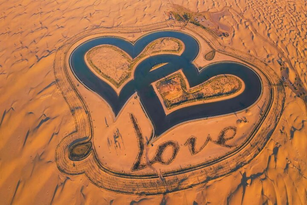 Love Lake & Flamingo Lake Al Qudra Tour & Dinner at Bab Al Shams
