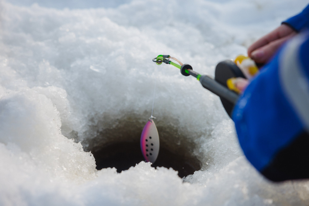 Guided Ice Fishing Adventure with Campfire Drinks in Levi