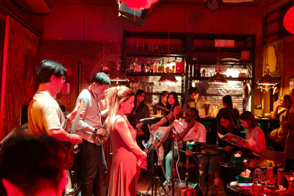 One Night in Bangkok with Soul: 3 Drinks, Live Music & Tuk Tuk
