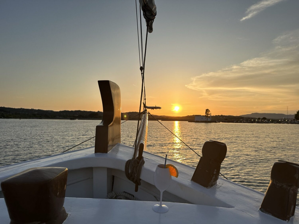 Sunset Cruise on Classic Boat with Cocktails & Snacks