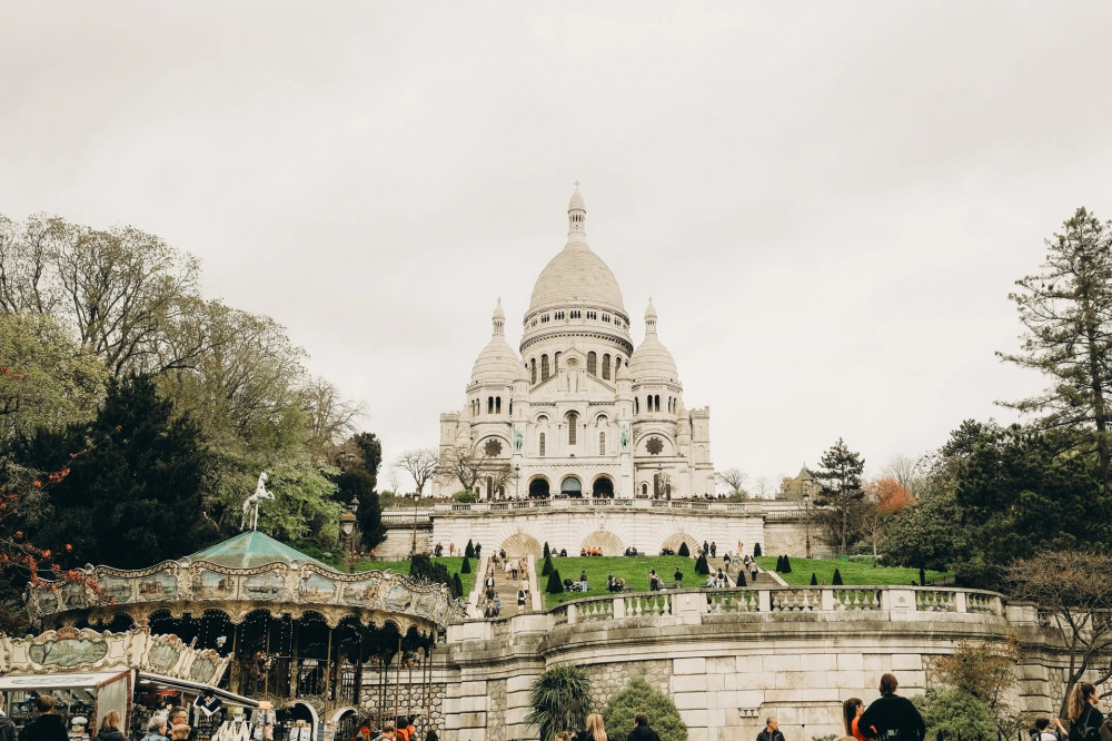 VIP Montmartre Walking Tour with Exclusive Wine Tasting