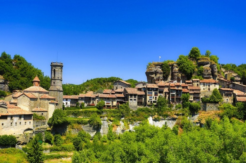 Romantic Villages Day Tour with Lunch from Barcelona