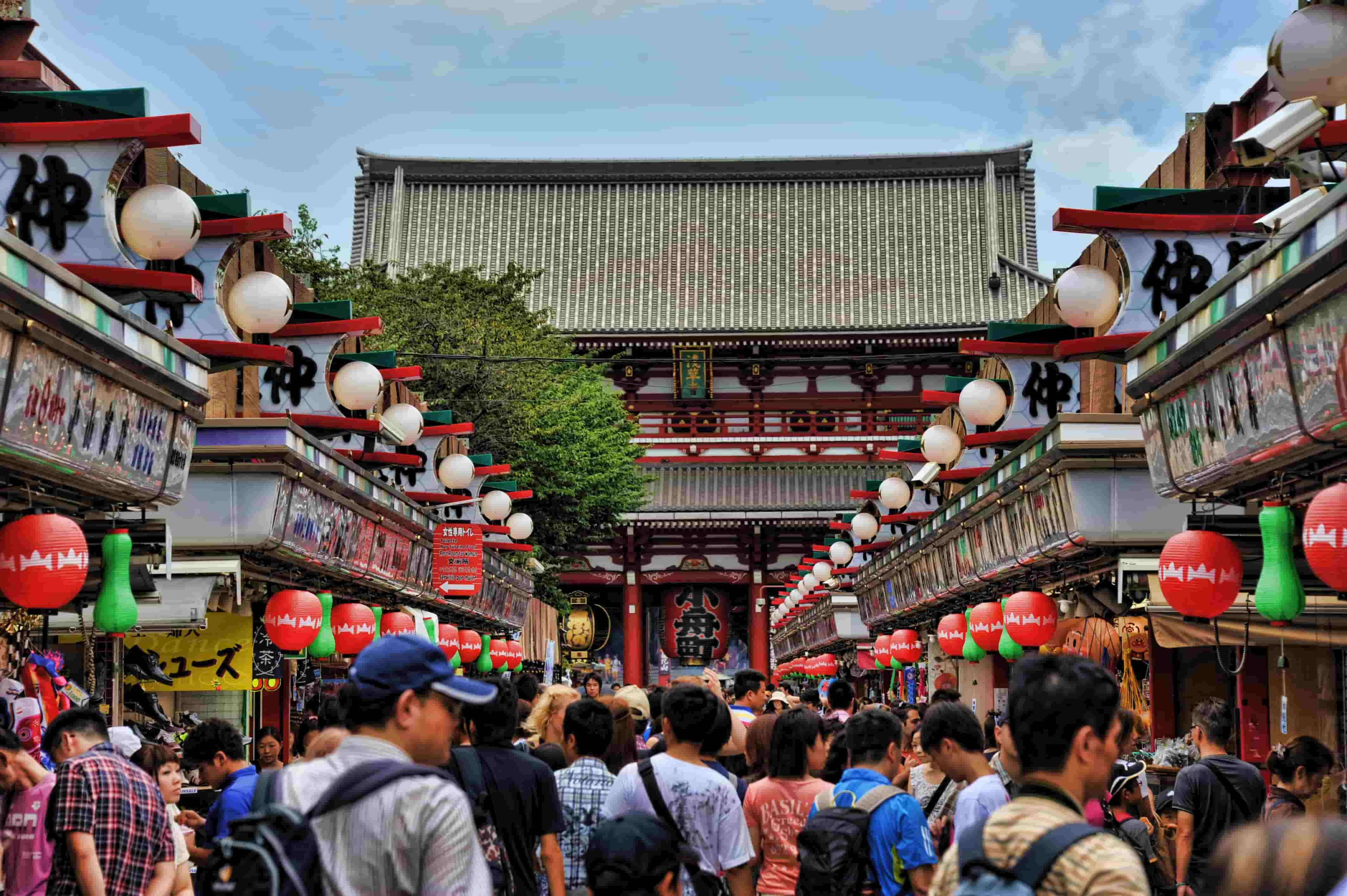 Asakusa tokyo. Япония квартал Асакуса. Храм Асакуса в Токио.