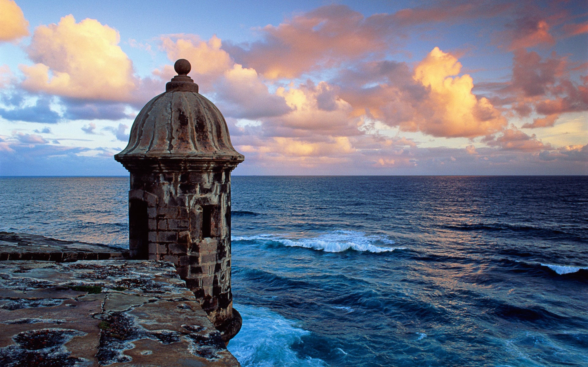 Sunsey cruise around San Juan's coast is one of the expedia Puerto Rico excursions ViaHero loves