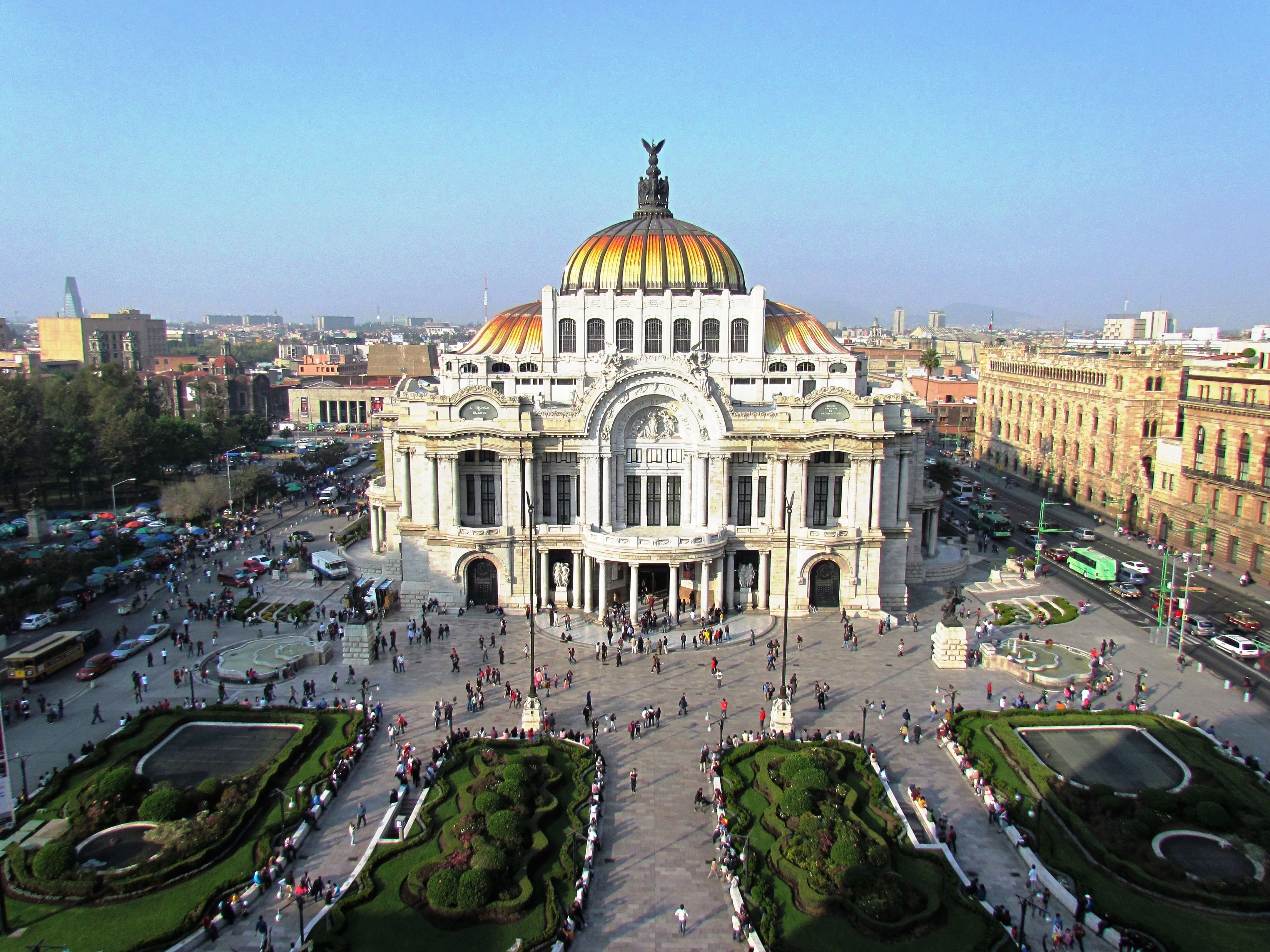 Cafe de la Gran Ciudad offers sweeping views of nearby Palacio de Bellas Artes