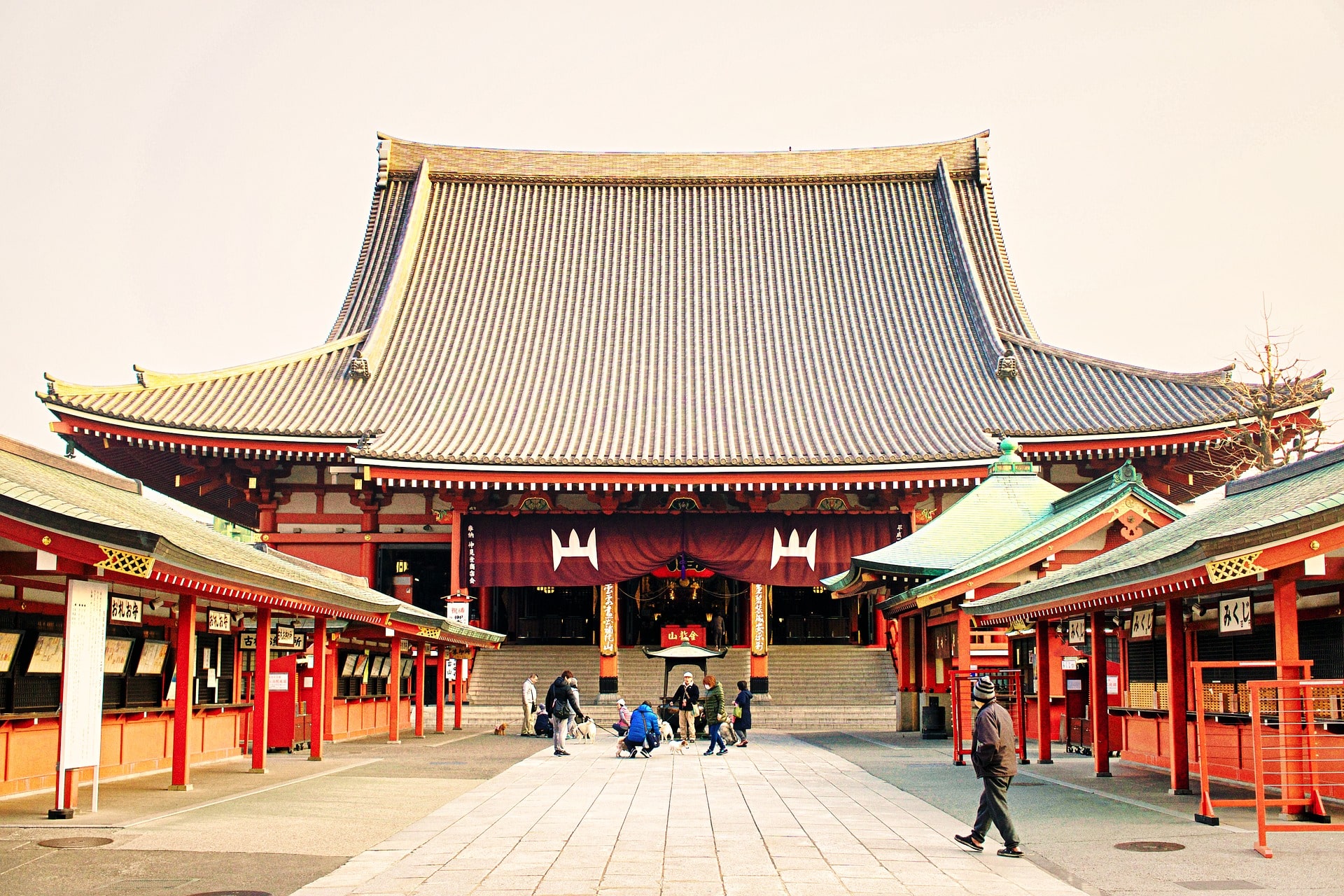 Asakusa tokyo. Храм Сэнсо-дзи Токио. Япония Токио храм Асакуса. Храм Асакуса Каннон в Токио. Храм Сэнсо-дзи в Японии.