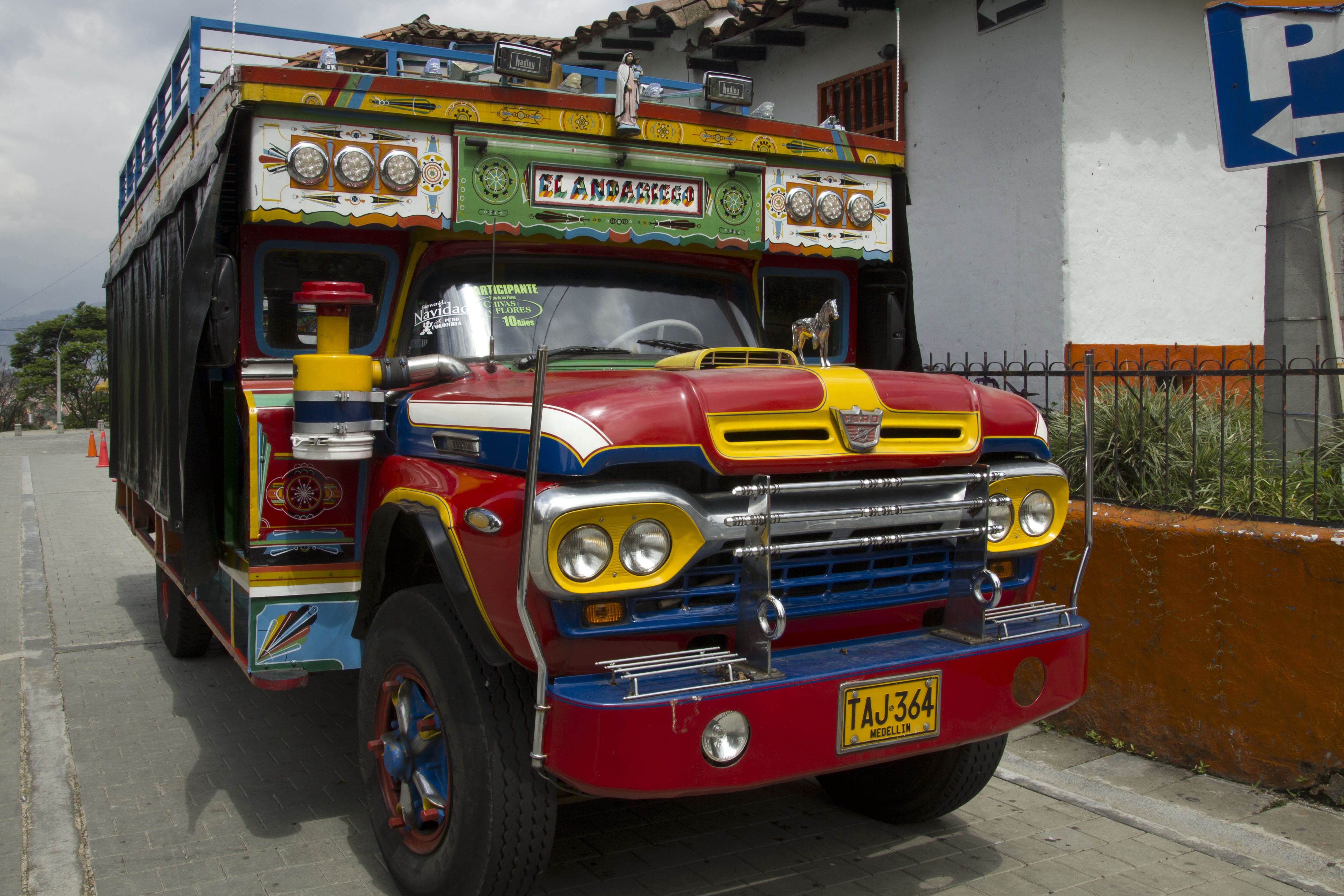 chiva trolly things to do in Cartagena Colombia